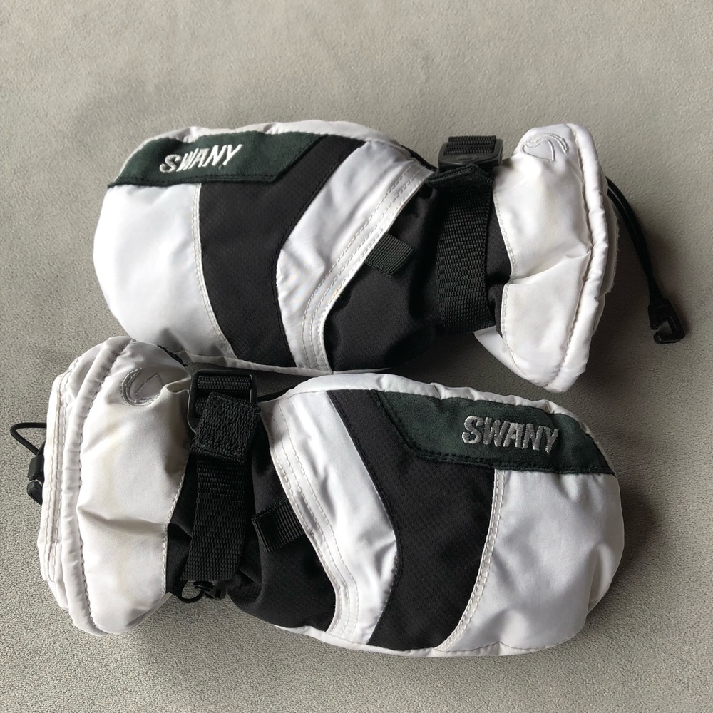 Swany ~ Youth Size Large 9-10 ~ Black & White Mitts